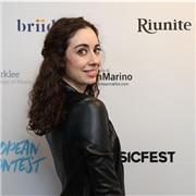 Niñera con apoyo de clases escolares creativas y divertidas